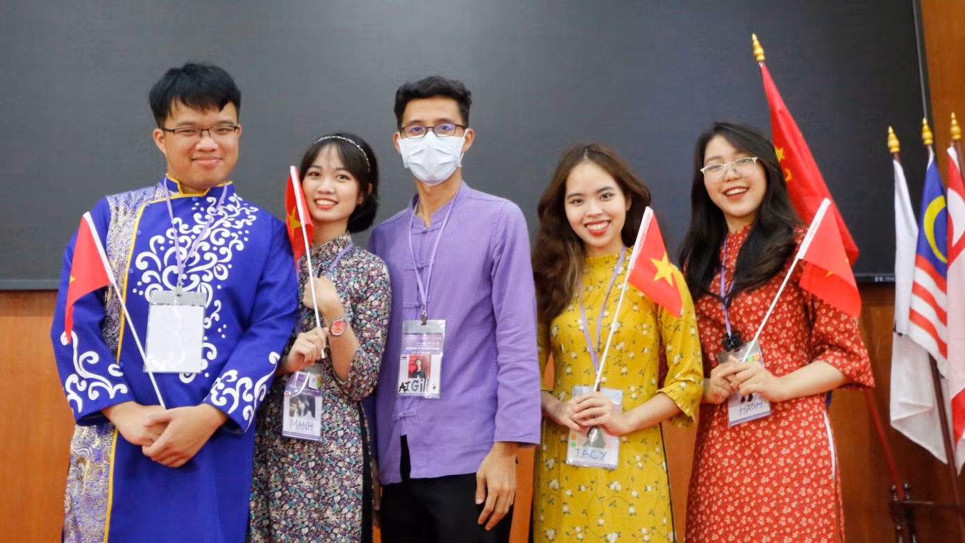 Châu Giang (áo vàng) cùng các sinh viên của trường Đại học Khoa học Xã hội và Nhân văn tại trại hè ASEAN+3 Youth Camp Thái Lan 2022.