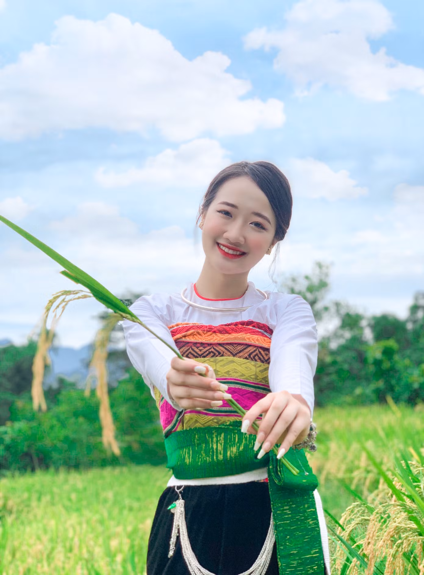 Thùy Linh sinh ra và lớn lên ở một huyện miền núi tỉnh Thanh Hoá - Nơi nghề báo, truyền hình là một cụm từ khá xa lạ với người dân ở đây.
