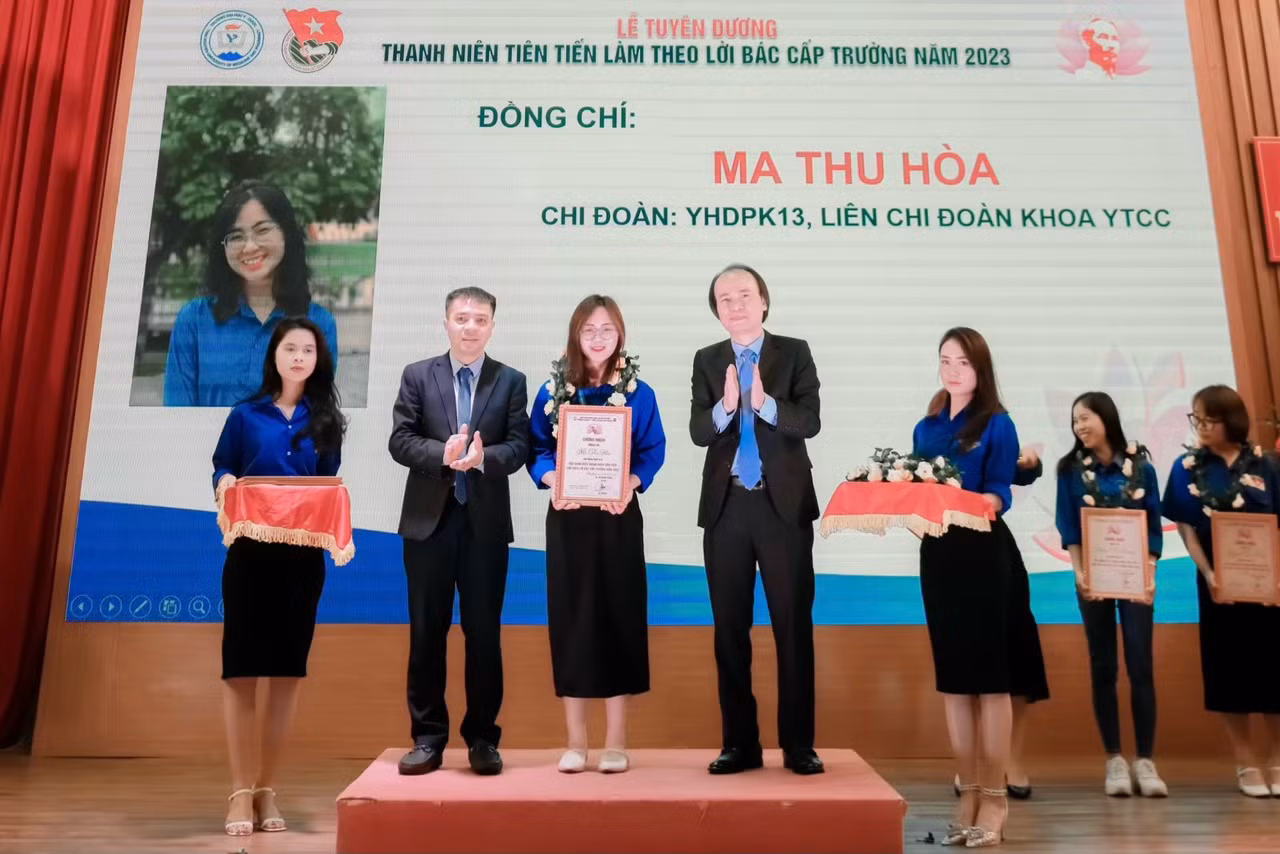 Cô nhận được rất nhiều bằng khen giấy khen trong hoạt động phong trào sinh viên của Đoàn trường, Hội sinh viên trường, và liên tiếp đạt được các thành tích, bằng khen, giấy khen, giấy chứng nhận và các danh hiệu cá nhân khác... Cô nhận được rất nhiều bằng khen giấy khen trong hoạt động phong trào sinh viên của Đoàn trường, Hội sinh viên trường, và liên tiếp đạt được các thành tích, bằng khen, giấy khen, giấy chứng nhận và các danh hiệu cá nhân khác...