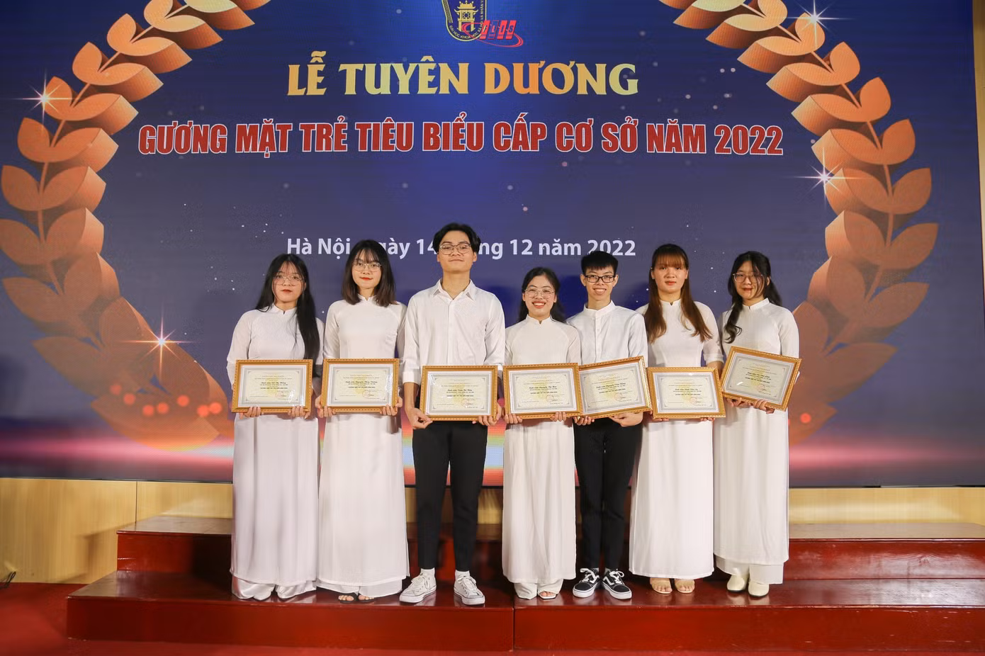 Hải (đứng giữa) tại Lễ tuyên dương Gương mặt trẻ tiêu biểu cấp cơ sở 2022.