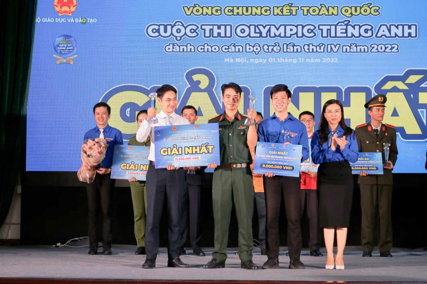 Mạnh Tuấn cùng đội thi được đồng chí Nguyễn Phạm Duy Trang - Bí thư Trung ương Đoàn, Chủ tịch Hội đồng Đội Trung ương, trao cúp lưu niệm giải Nhất.