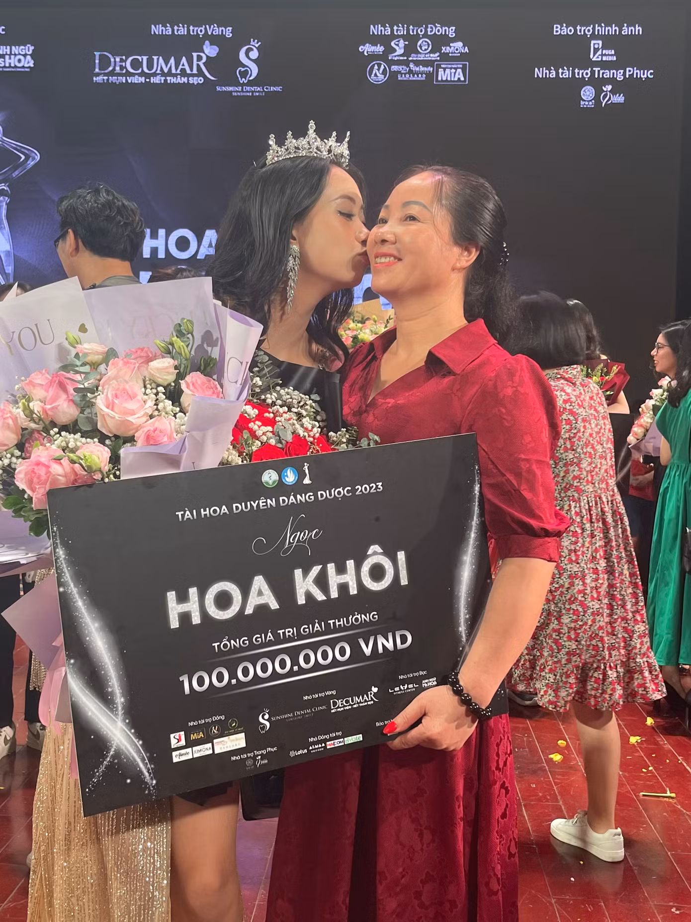 Mai Phương hạnh phúc bên mẹ sau khi giành được giải thưởng cao nhất.