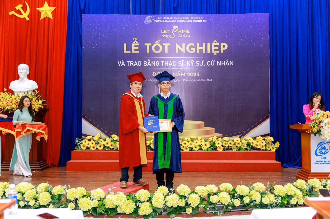 Khoảnh khắc Dương nhận bằng tốt nghiệp.