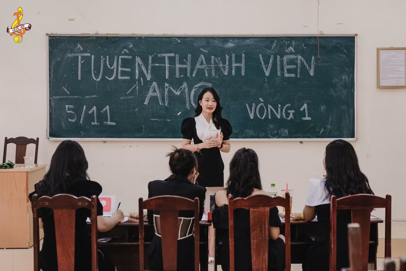 Thùy Linh là thành viên của Câu lạc bộ AMC (Đội Văn nghệ Xung kích).