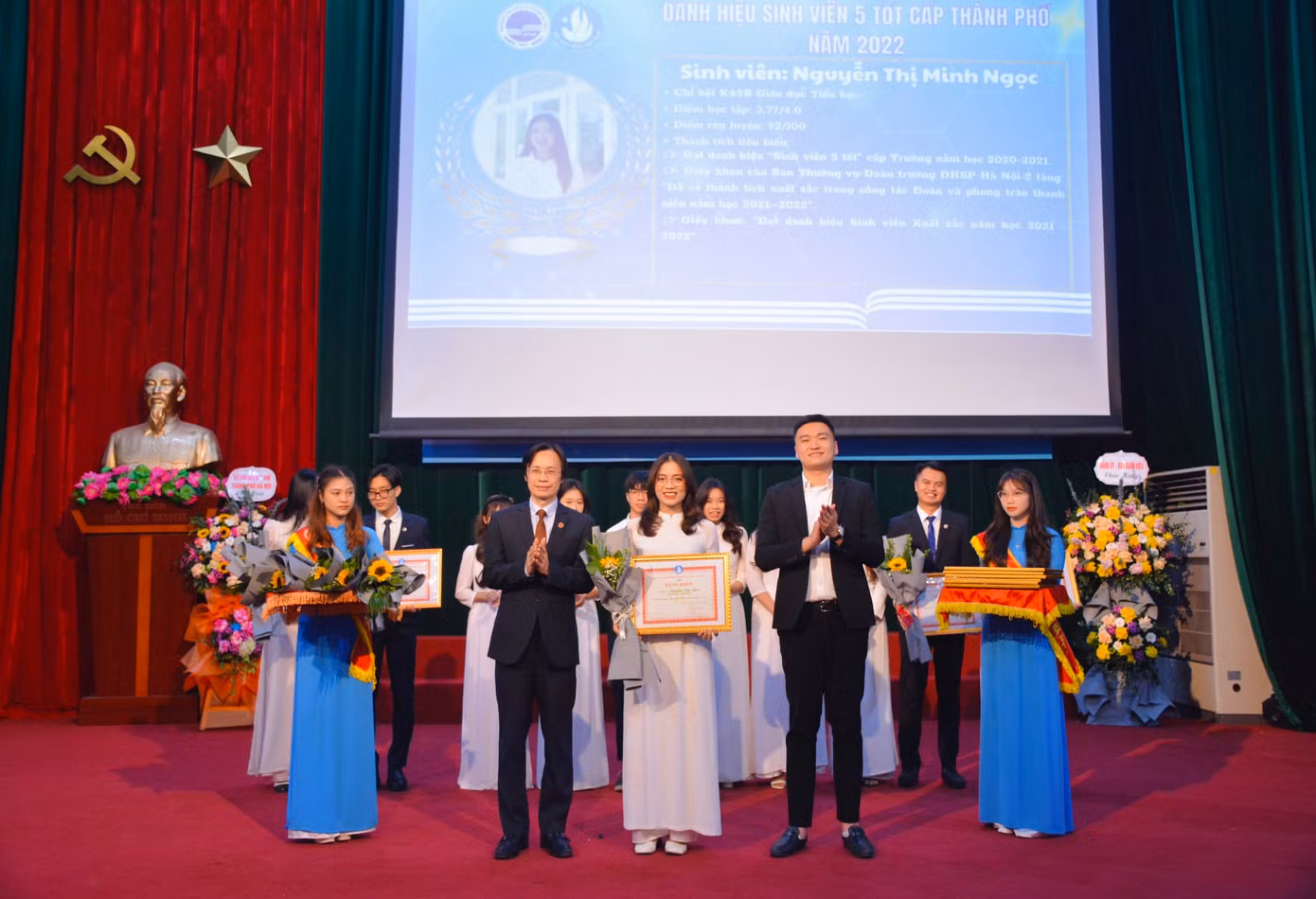 Nhận Bằng khen: “Đạt danh hiệu Sinh viên 5 Tốt cấp Thành phố năm 2022”. Nhận Bằng khen: “Đạt danh hiệu Sinh viên 5 Tốt cấp Thành phố năm 2022”.