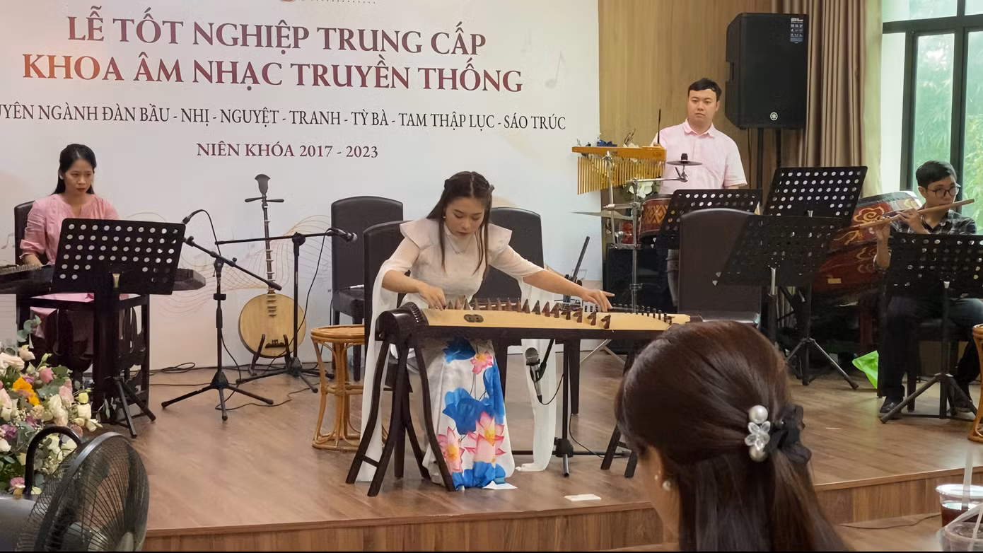 Trâm Anh đã có 6 năm theo học tại Học viện Âm nhạc Quốc gia Việt Nam.