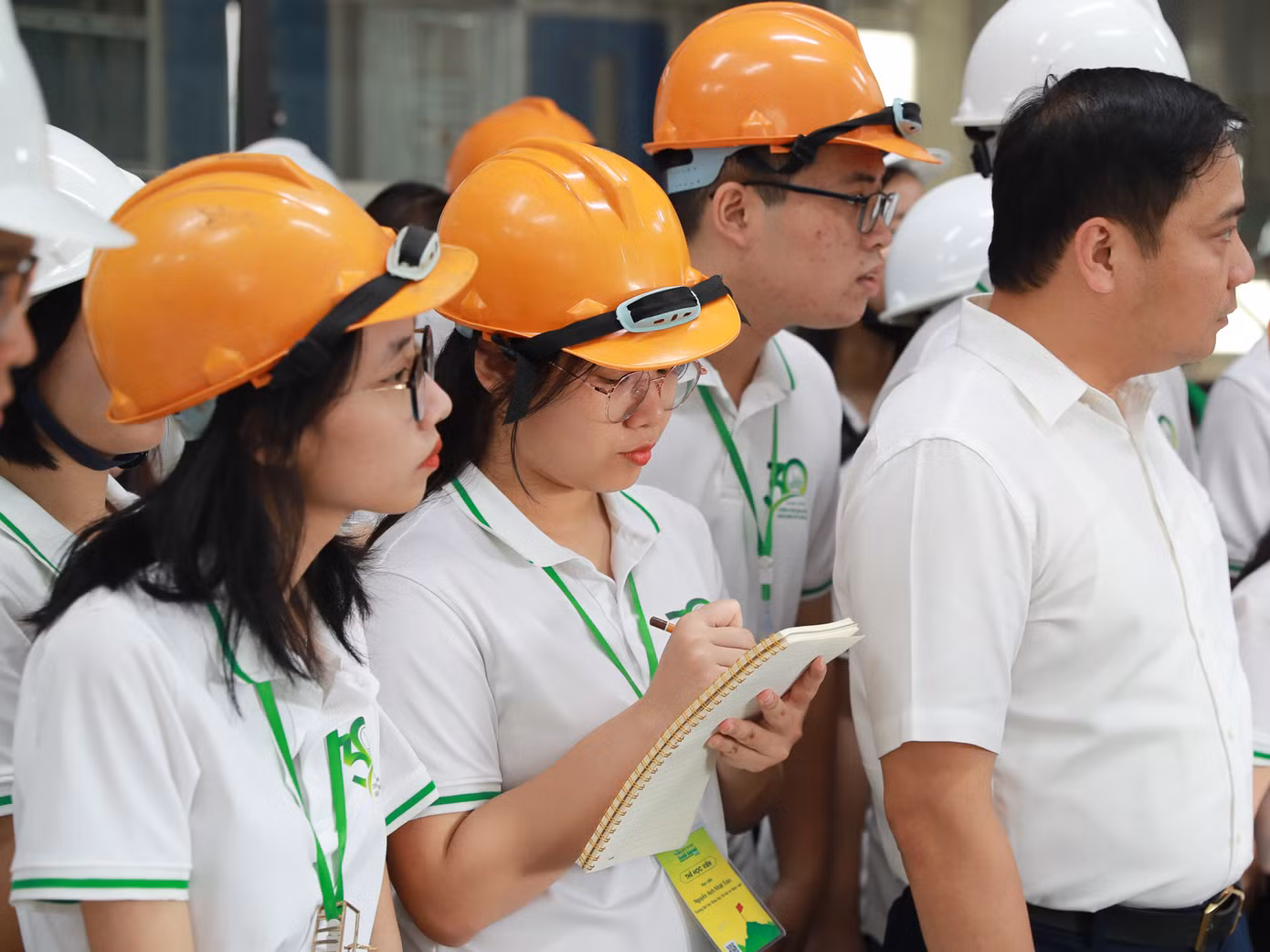 Nhật Trân khi tham quan nhà máy – một hoạt động tại Trại hè Thủ lĩnh VNU năm 2023.