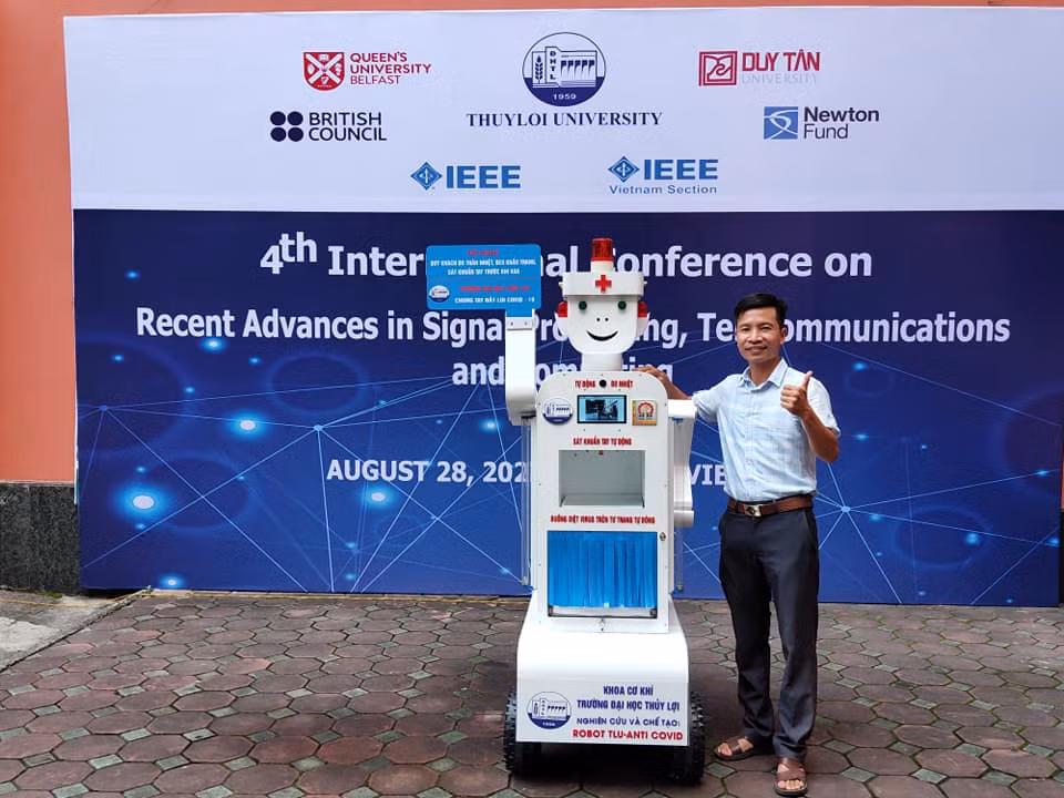 Thầy Thương và robot phòng COVID - 19. Thầy Thương và robot phòng COVID - 19.