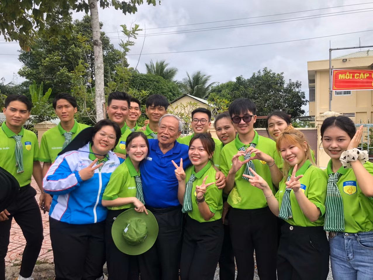 Cùng đồng đội tổ chức và tham gia nhiều hoạt động vì cộng đồng, xã hội.