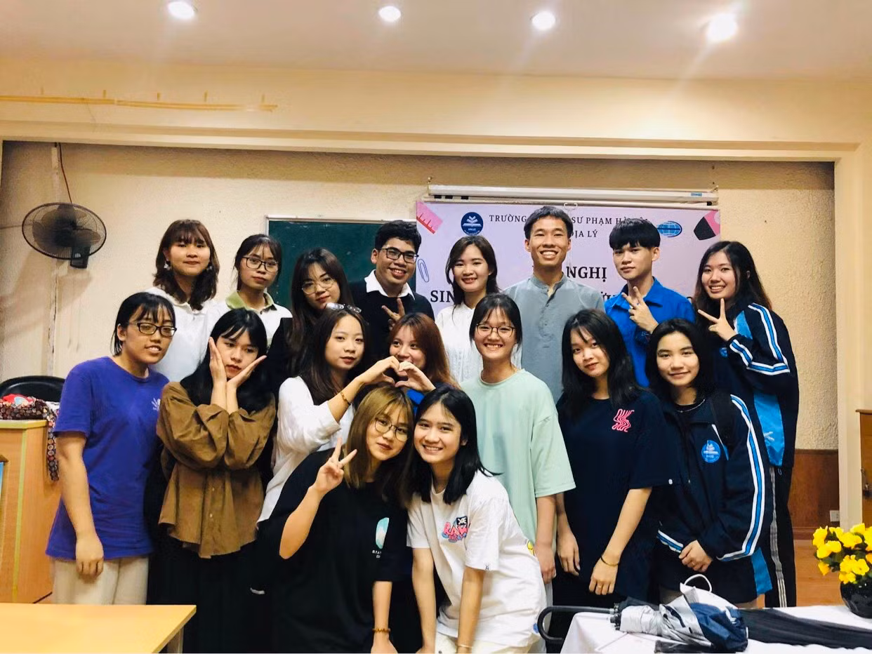 Thạch (bạn nam áo đen, đeo kính) chụp cùng lớp trong Hội nghị Sinh viên Nghiên cứu khoa học của khoa Địa lý năm 2021.