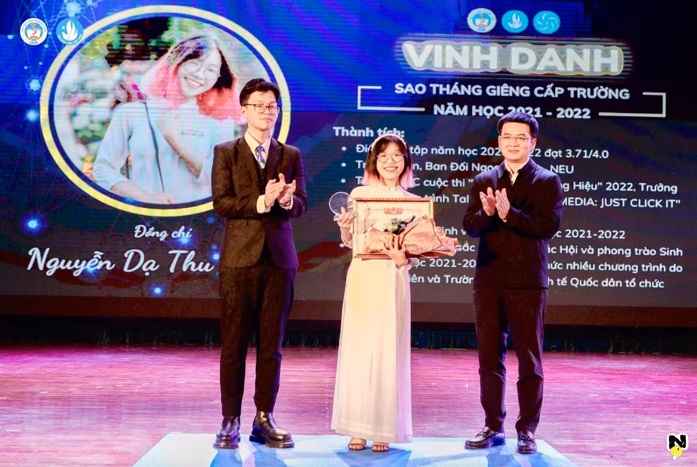 Nữ sinh vinh dự nhận giải thưởng Sao Tháng Giêng Trường Đại học Kinh tế Quốc dân - Top 5 cán bộ Hội xuất sắc nhất năm học 2021-2022.