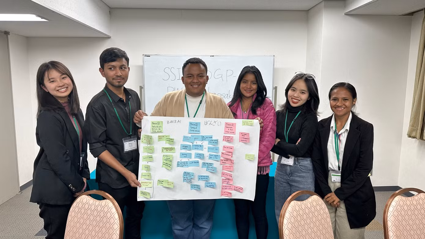 Châu Giang (thứ 2 từ phải qua) hoạt động nhóm với các bạn ASEAN và Nhật Bản trong khuôn khổ JENESYS 2022.