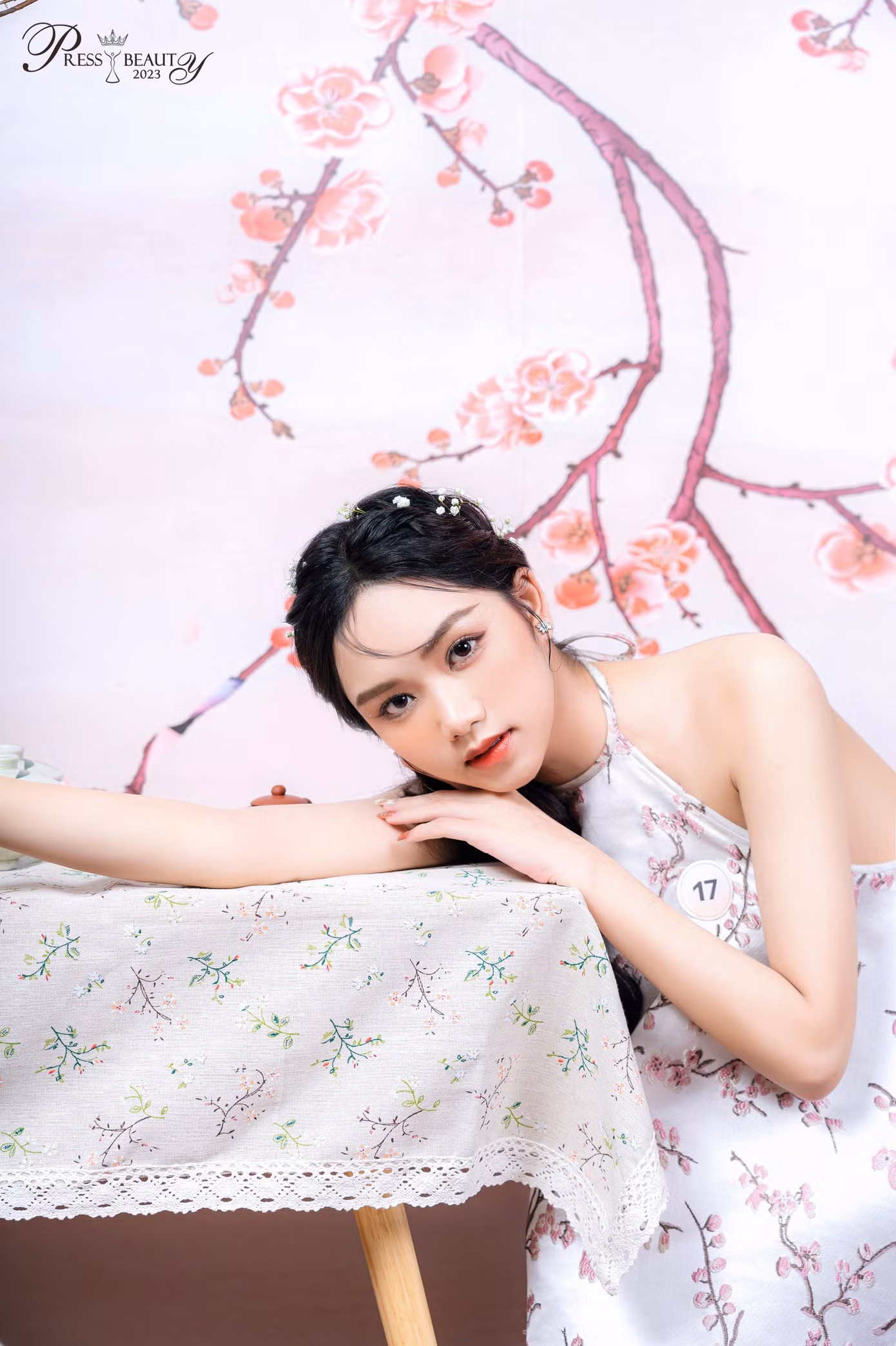 Nét đẹp kiêu sa, thùy mị của thí sinh Nguyễn Trang Oanh (SBD 17) thể hiện tinh tế trong tà áo yếm truyền thống.