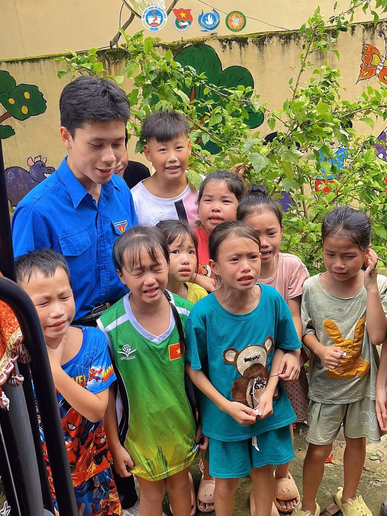 Bạn Nguyễn Tấn Dũng cùng các em nhỏ tại địa phương.