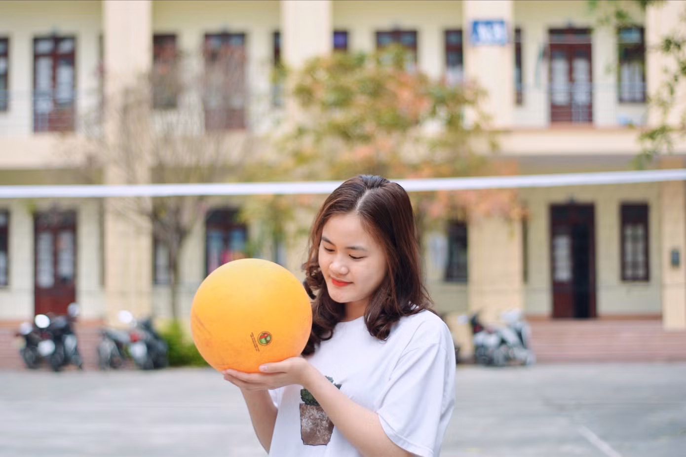 Cô nàng yêu thích môn thể thao bóng chuyền.