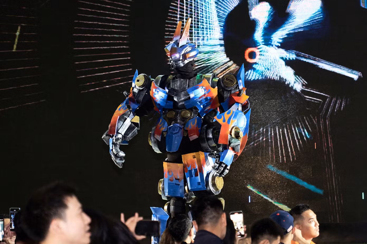 Robot Bumblebee cao 3m mở màn show diễn khiến khán giả thích thú.