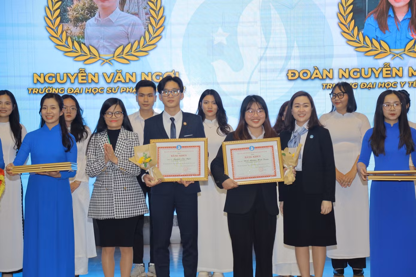 Văn Ngợi đạt được nhiều thành tích xuất sắc trong học tập và rèn luyện.