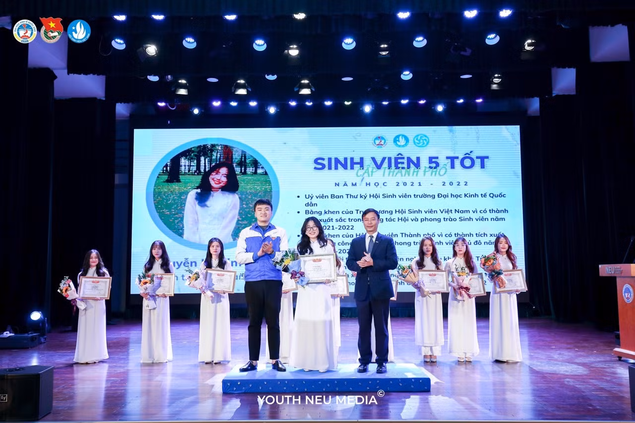 Kim Ngân nhận bằng khen đạt danh hiệu Sinh viên 5 tốt cấp Thành phố.