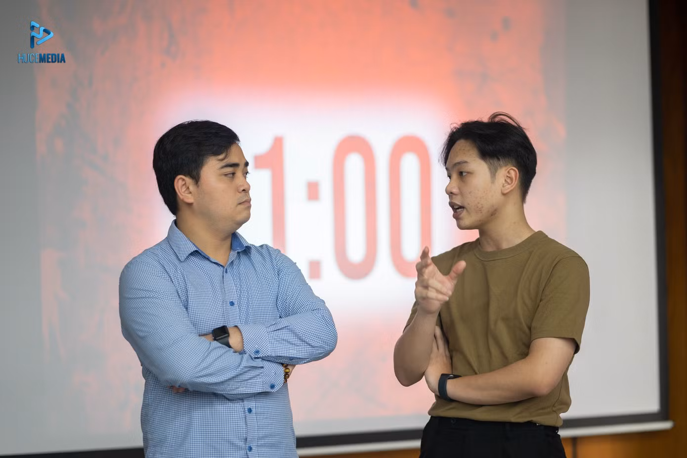 Ths. Nguyễn Đình Phong – trường Đại học Xây dựng (bên trái) cho rằng việc chuẩn bị kỹ càng các luận điểm giúp các thí sinh có lợi thế về tâm lý hơn.