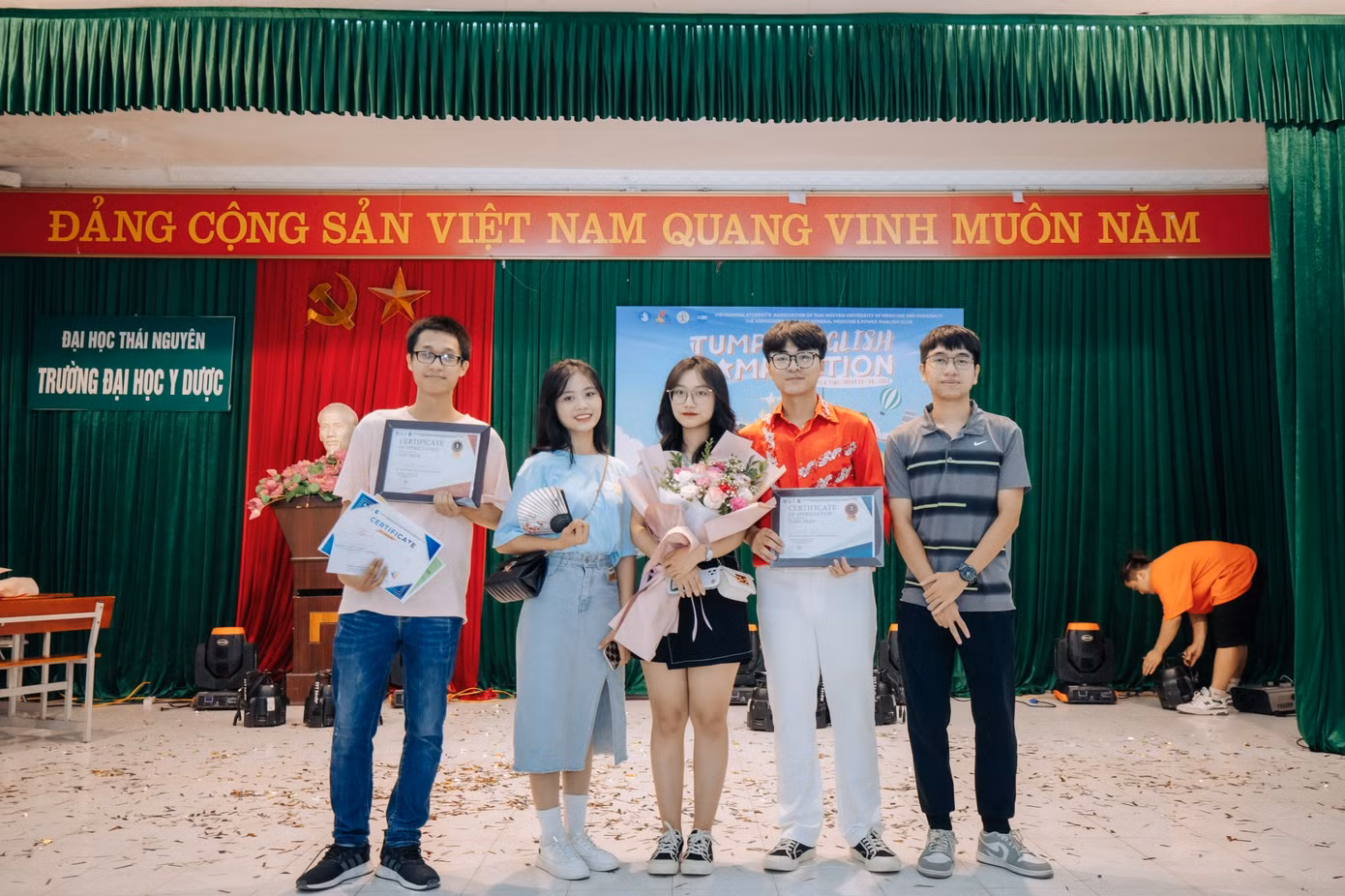 Minh Quân (thứ hai từ trái sang) tham gia Cuộc thi Tài năng Anh ngữ.