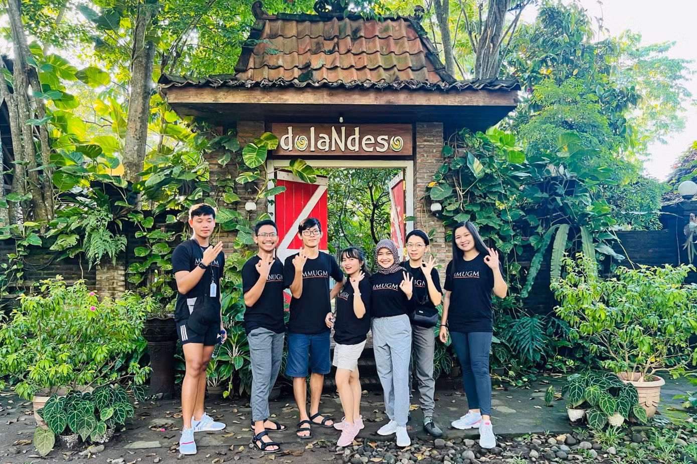 Cô và các bạn tại trại lãnh đạo “Leadership Camp”. Cô và các bạn tại trại lãnh đạo “Leadership Camp”.