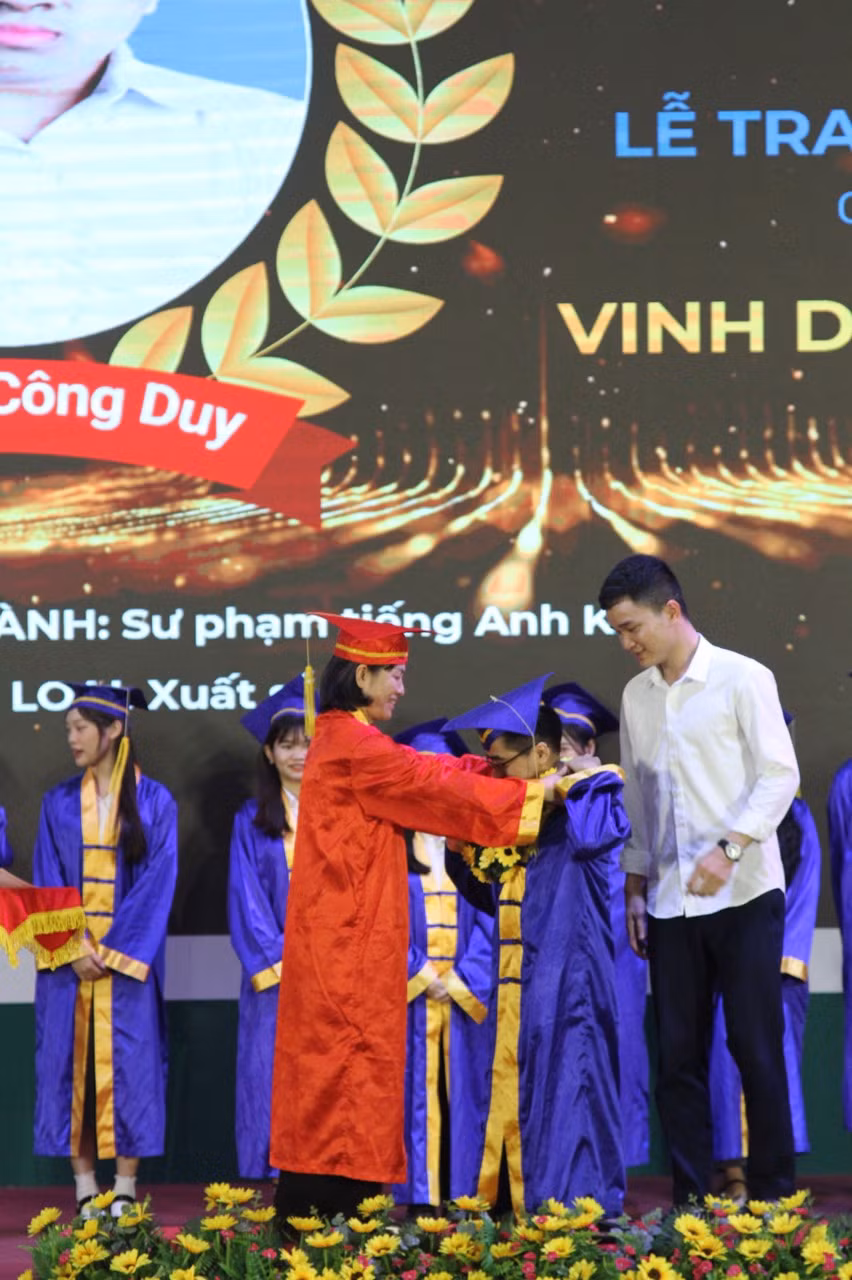 Nguyễn Công Duy nhận vòng hoa tại buổi lễ tốt nghiệp.