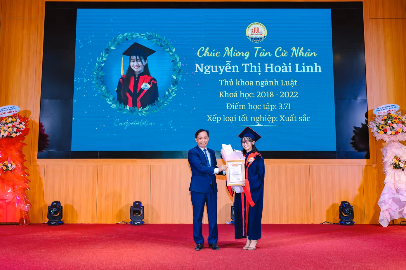Nguyễn Thị Hoài Linh, Thủ khoa đầu ra ngành Luật năm 2022, Trường Đại học Luật, Đại học Huế. Nguyễn Thị Hoài Linh, Thủ khoa đầu ra ngành Luật năm 2022, Trường Đại học Luật, Đại học Huế.