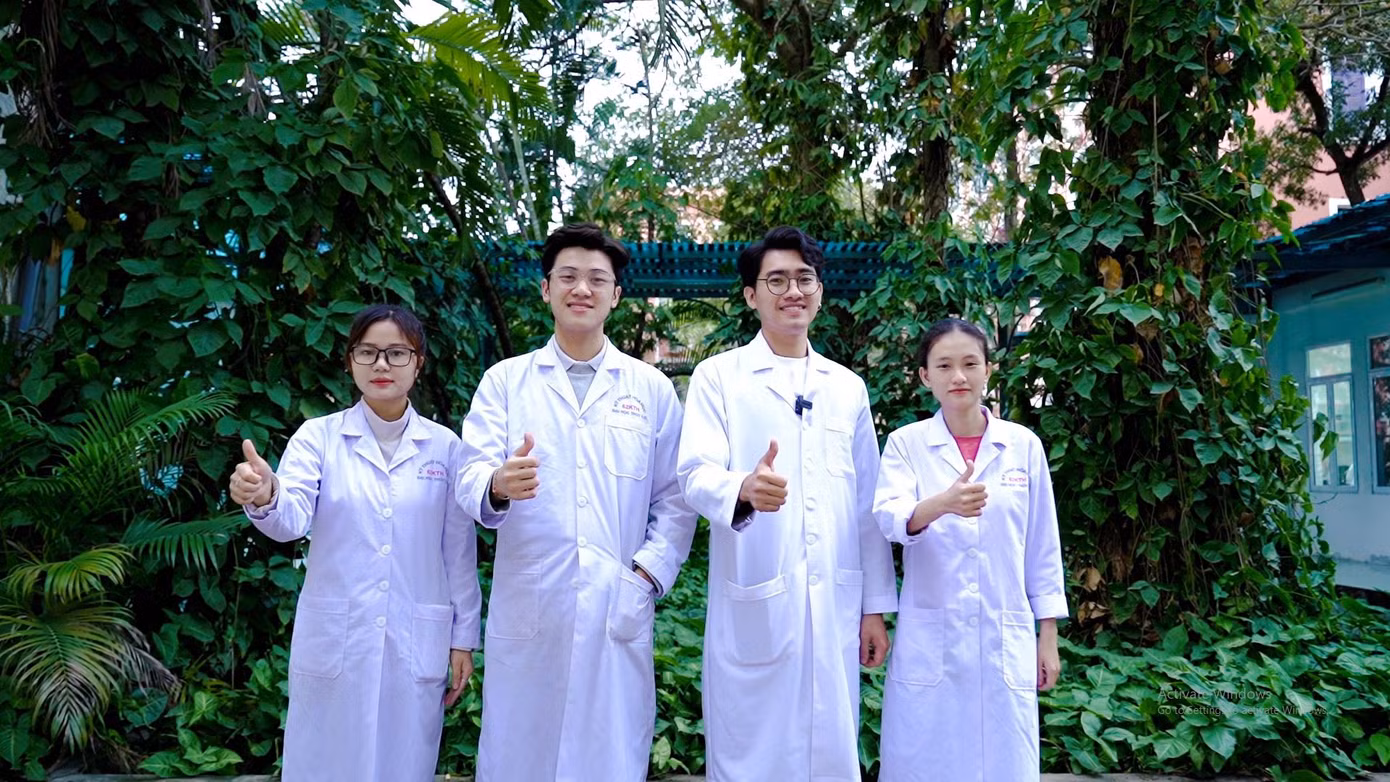 Lê Trung Hiếu (thứ 2 từ phải qua) và các sinh viên trong nhóm nghiên cứu khoa học.