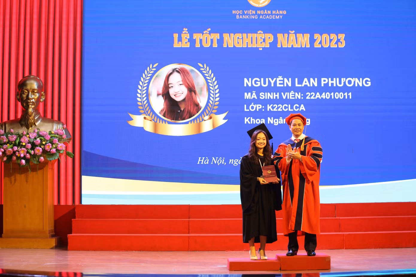 Lan Phương nhận bằng tốt nghiệp.