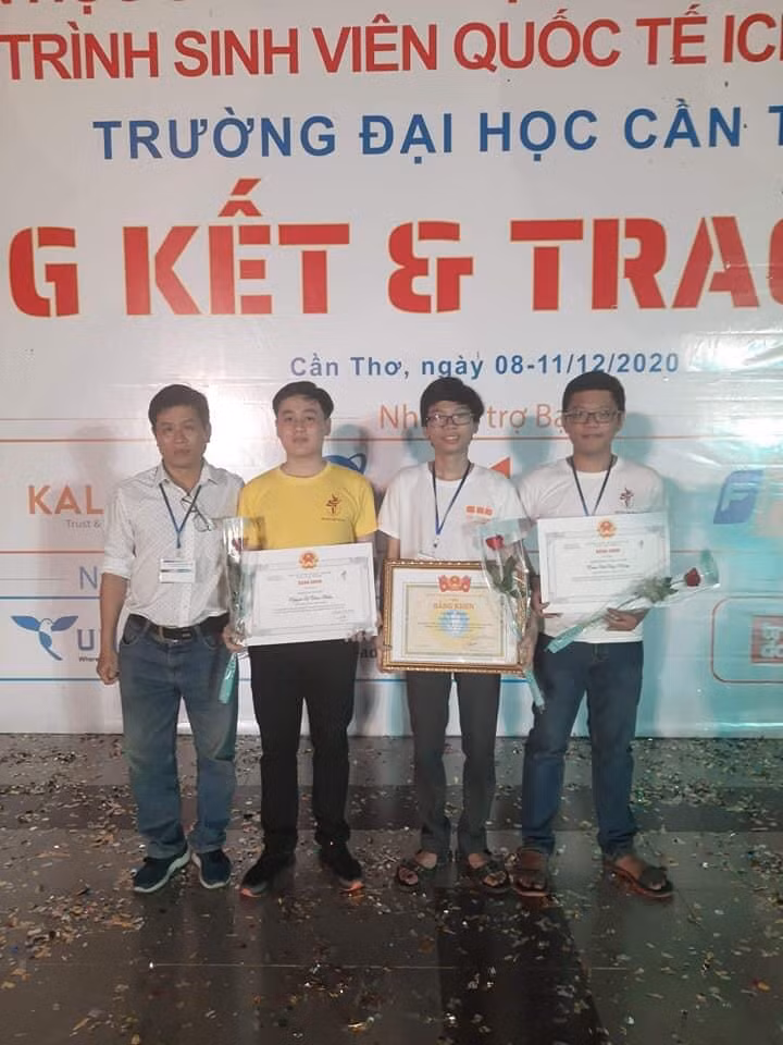 Ngọc Hoàng đạt giải Nhất đồng đội lập trình viên quốc tế ACM/ICPC miền Trung năm 2020. (Ngọc Hoàng đứng thứ 2 từ phải sang trái). Ngọc Hoàng đạt giải Nhất đồng đội lập trình viên quốc tế ACM/ICPC miền Trung năm 2020. (Ngọc Hoàng đứng thứ 2 từ phải sang trái).