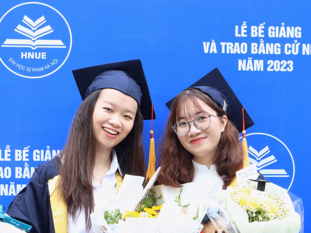 Anh Thơ (trái) và bạn học trong ngày tốt nghiệp hồi tháng 6/2023.