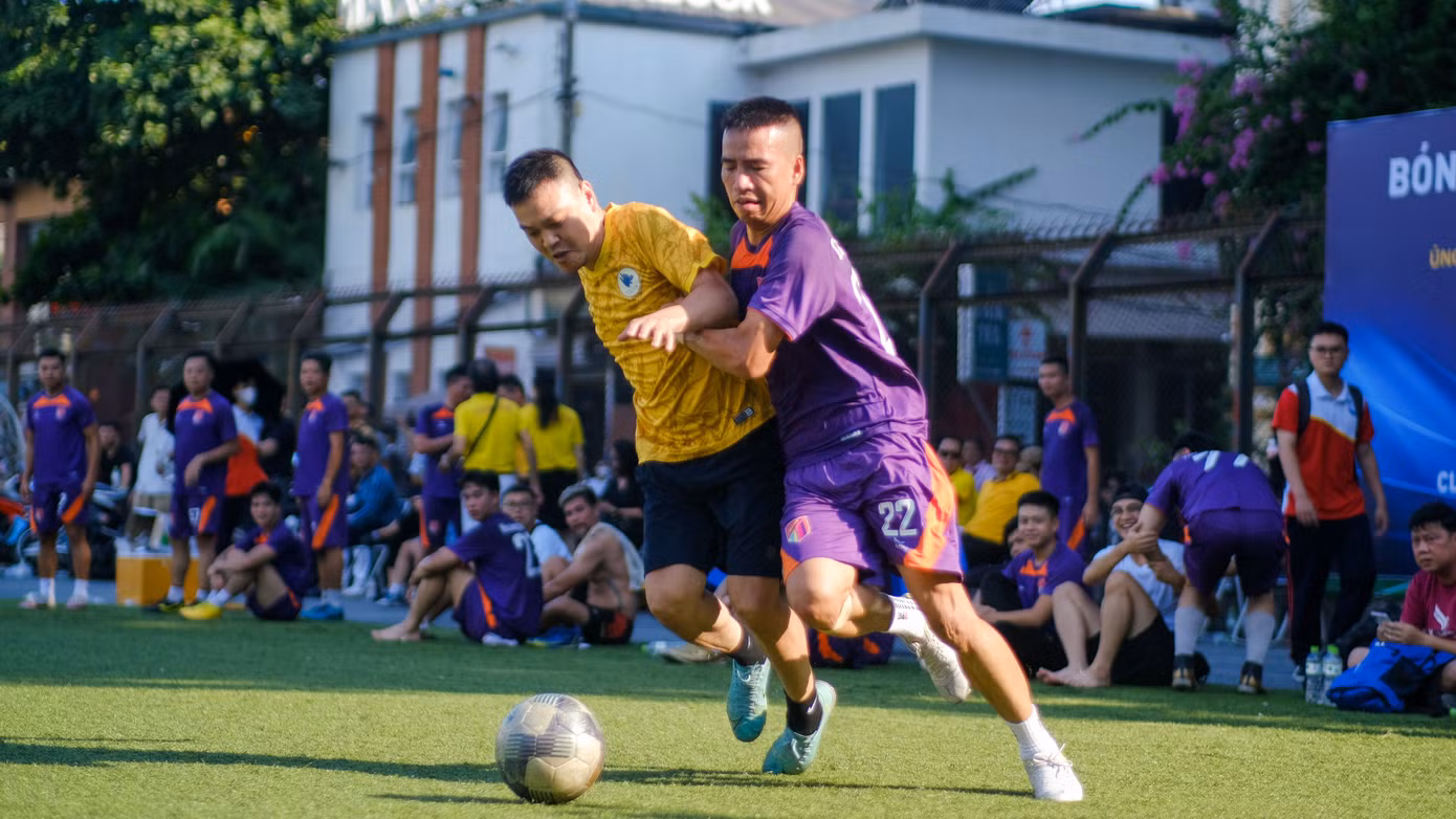 Trận đấu diễn ra trong không khí sôi nổi với lối đá cống hiến đẹp mắt từ hai đội.