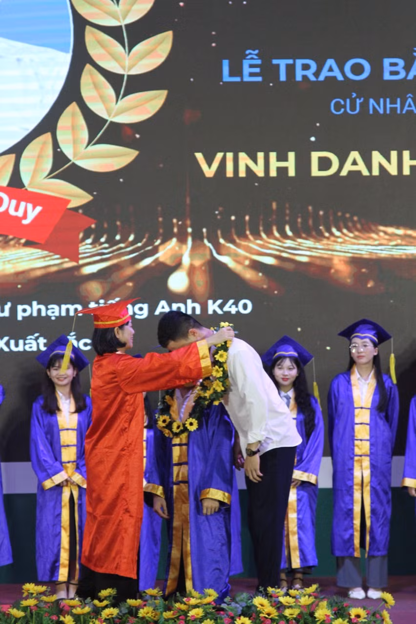 Bùi Đắc Trung nhận vòng hoa tại buổi lễ tốt nghiệp.