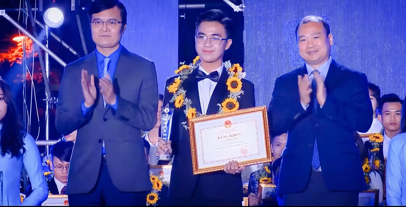 Phúc vinh dự nhận Giải thưởng Sinh viên 5 tốt cấp Trung ương năm 2022. Phúc vinh dự nhận Giải thưởng Sinh viên 5 tốt cấp Trung ương năm 2022.