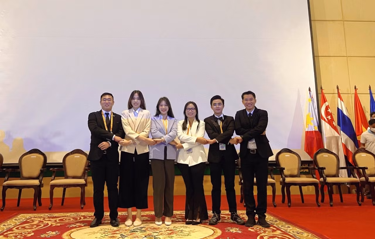 Trang cùng đoàn đại biểu Việt Nam tại 1st ASEAN Youth Dialogue.