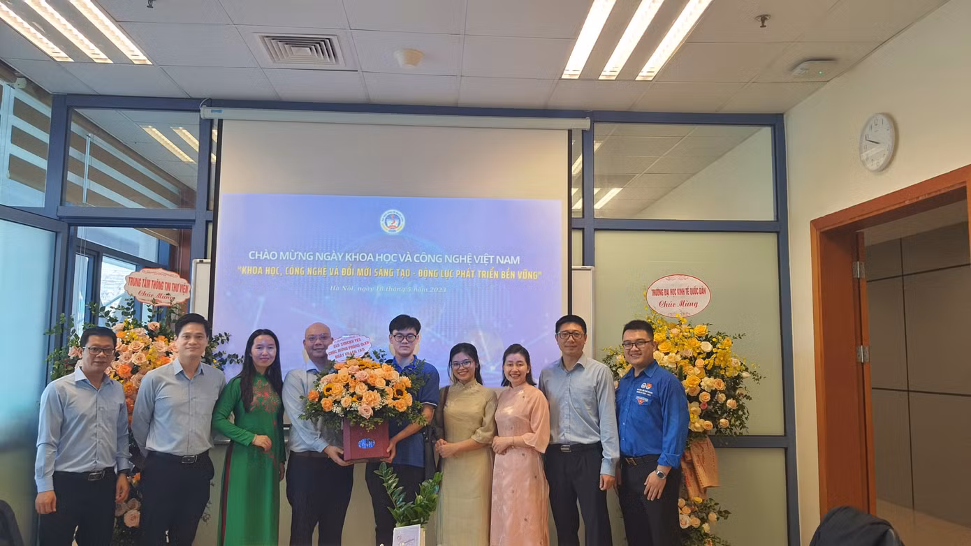 Đại diện CLB Sinh viên NCKH YES NEU chúng mừng Phòng QLKH nhân ngày Khoa học và Công nghệ Việt Nam 18.05.
