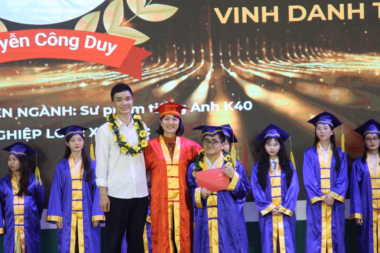 Nguyễn Công Duy (bên phải) và Bùi Đắc Trung (bên trái) trong buổi lễ tốt nghiệp.