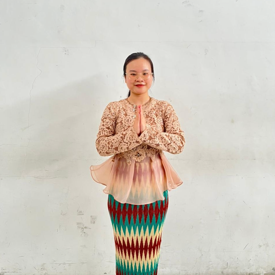 Khánh Vi trong một nhà thờ Hồi giáo ở Gresik.