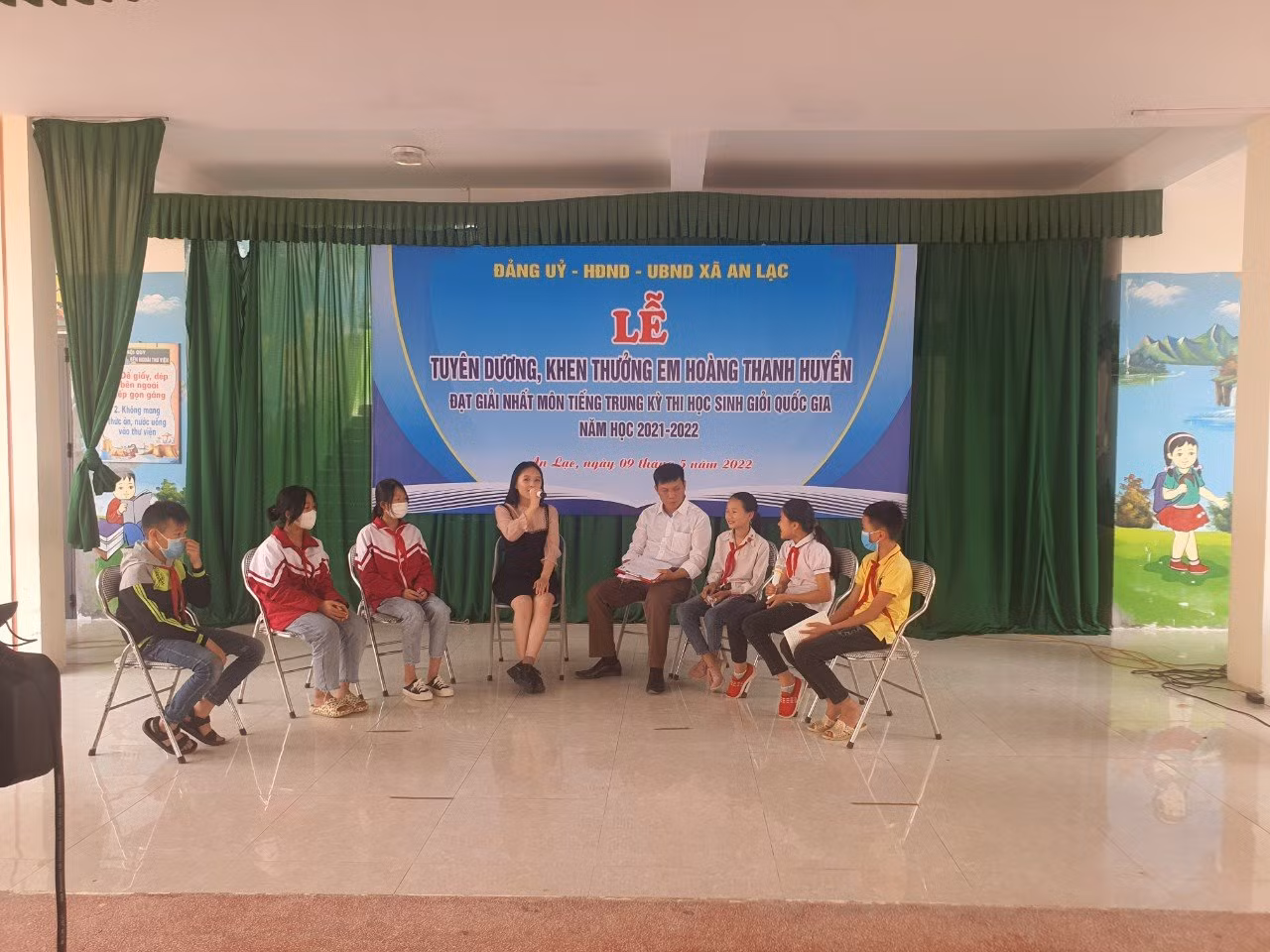 Truyền cảm hứng cho các em học sinh địa phương. Truyền cảm hứng cho các em học sinh địa phương.