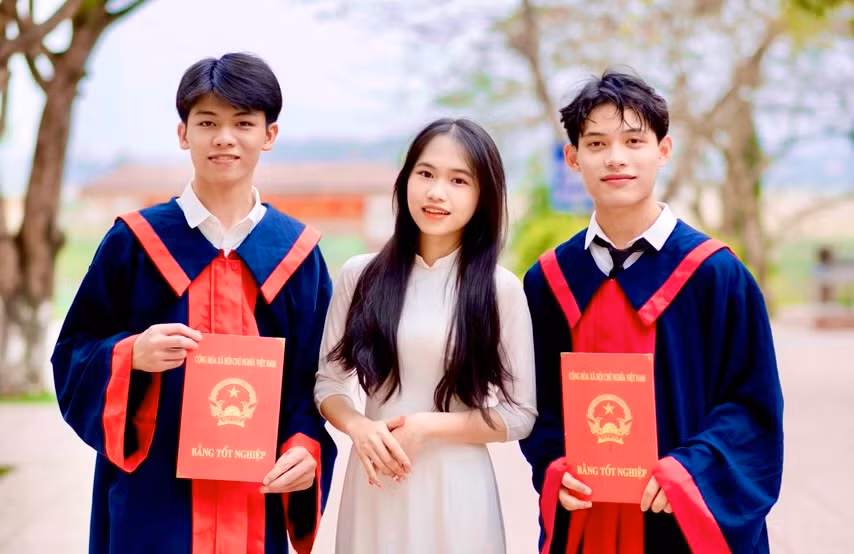 Nam sinh đạt được nhiều thành tích đáng ngưỡng mộ như hai giải nhì cấp tỉnh môn Toán và Vật lý.