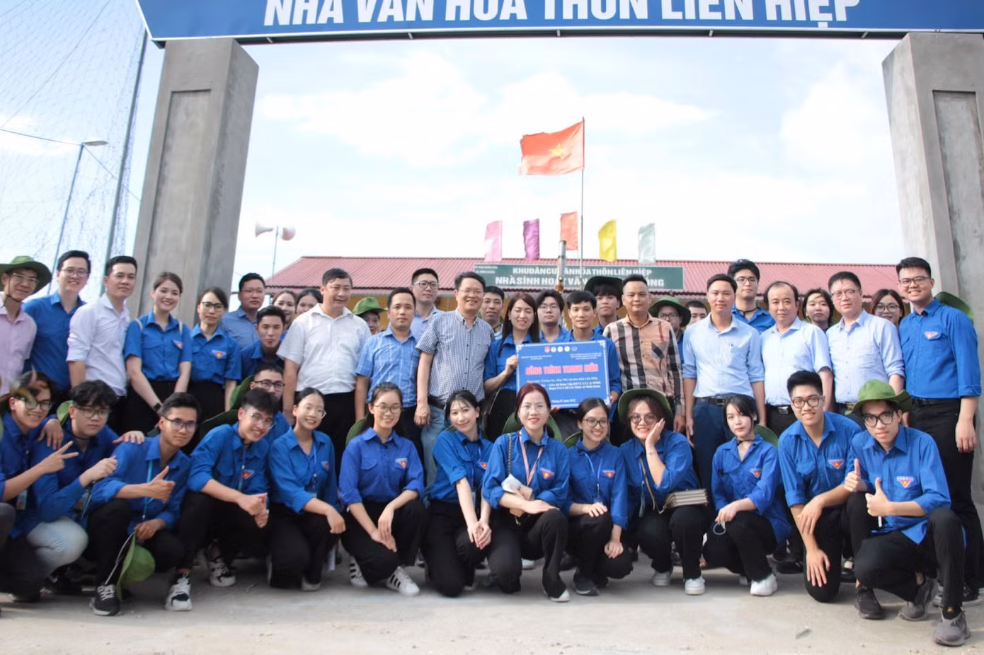 Nhật Hà cùng đồng đội trong chuyến tình nguyện tại tỉnh Yên Bái.