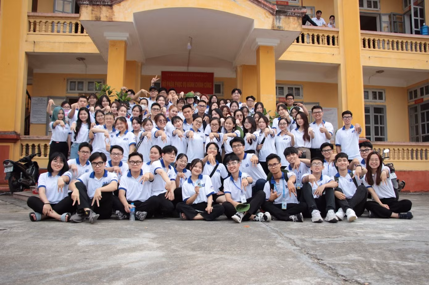Nhật Hà cùng tập thể lớp POHE Luật Kinh doanh.