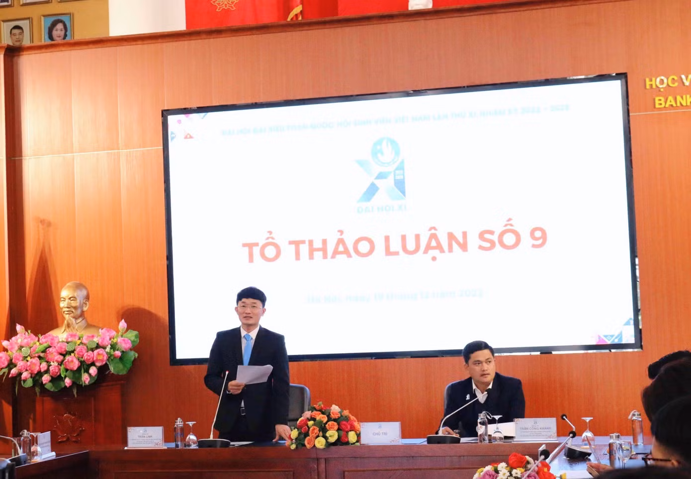 Chủ trì Tổ thảo luận là đồng chí Trần Linh và đồng chí Trần Công Khánh.