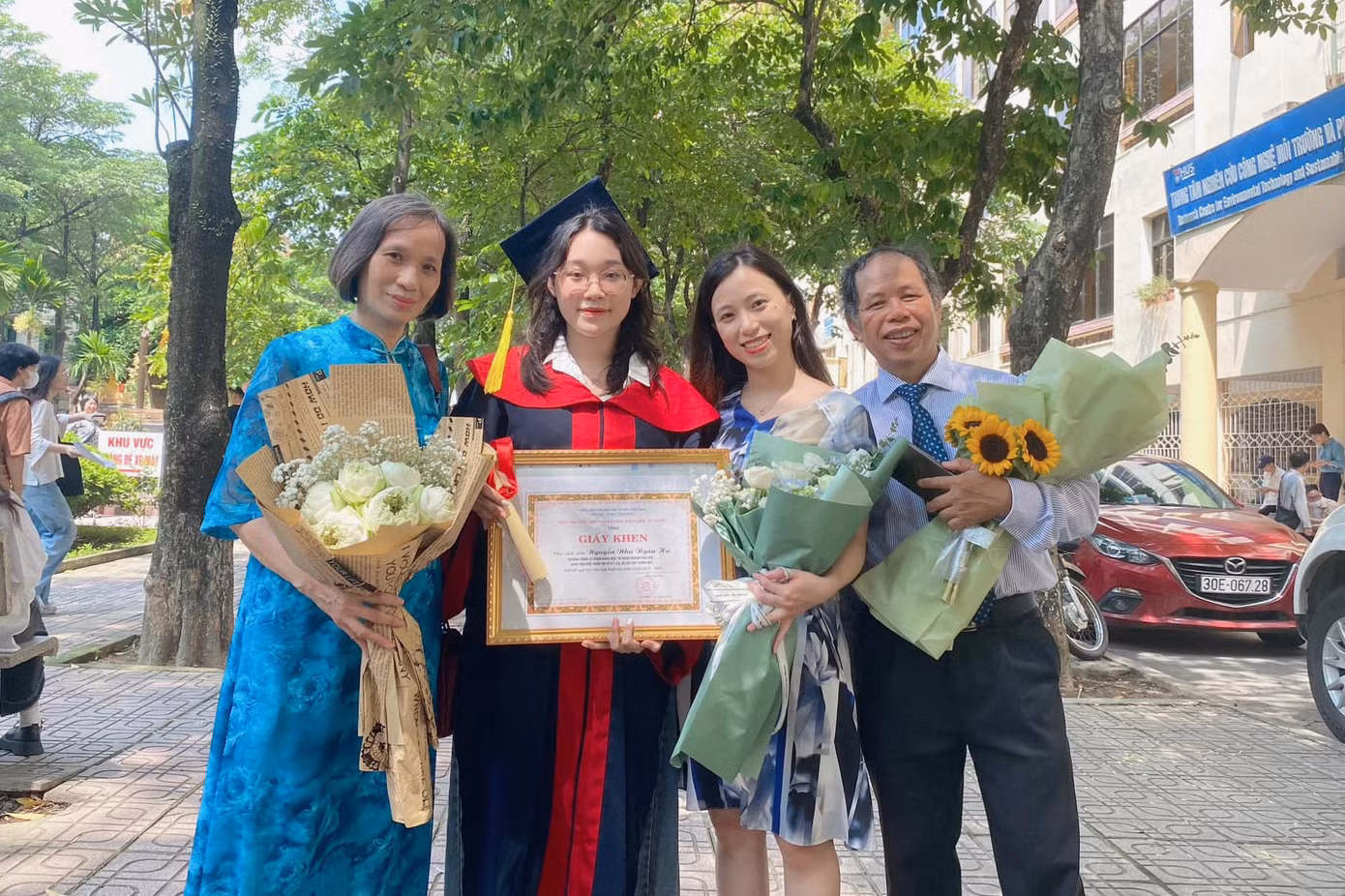 Bố, mẹ và chị gái đến chung vui cùng Ngân Hà trong ngày tốt nghiệp.