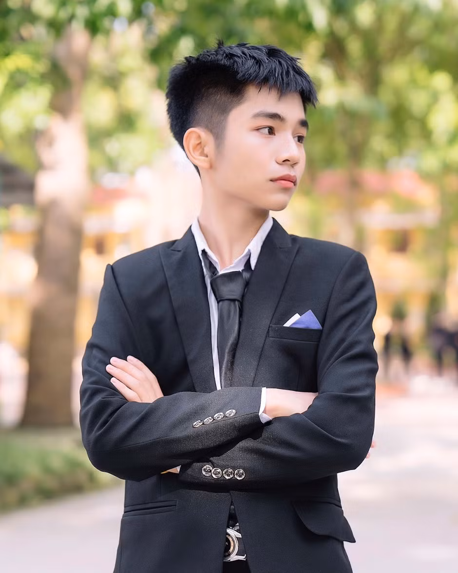 Cậu bạn được giáo viên chủ nhiệm nhận xét là một học sinh chăm ngoan, có mục tiêu, động cơ học tập tốt. (Ảnh NVCC)
