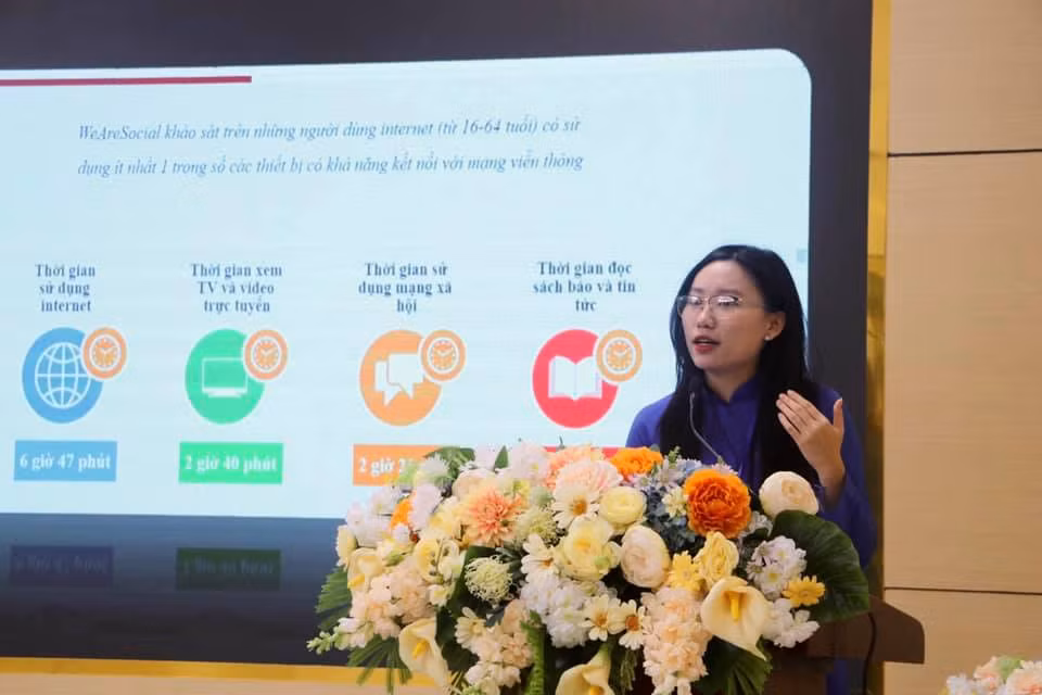 Cô nàng tham dự Cuộc thi Báo cáo viên. Cô nàng tham dự Cuộc thi Báo cáo viên.