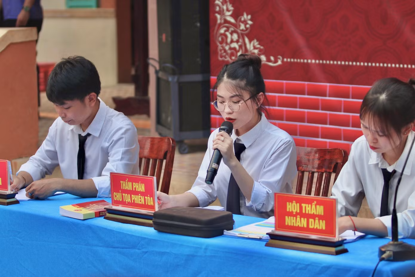 Sinh viên trường Đại học Duy Tân đảm nhiệm việc thực hiện các vai diễn trong vụ án của Phiên tòa giả định.