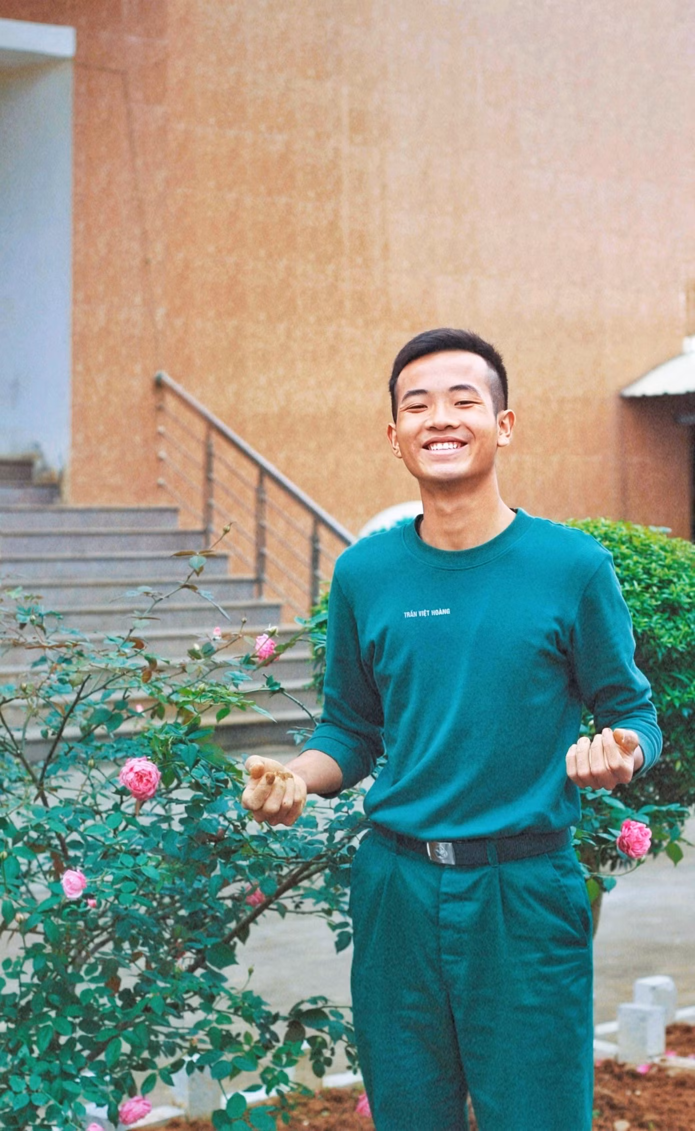 Chàng lính trẻ luôn nỗ lực và mơ ước trở thành nhà báo quân đội. Chàng lính trẻ luôn nỗ lực và mơ ước trở thành nhà báo quân đội.
