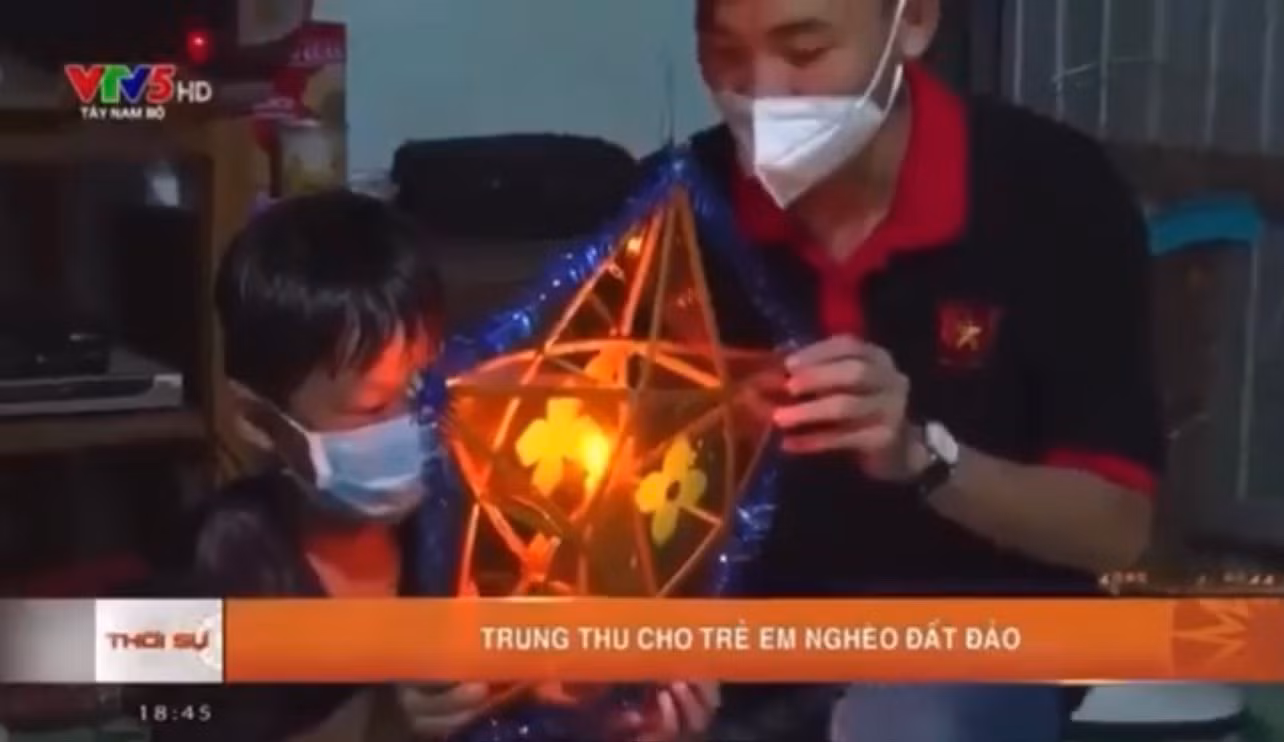 Tặng quà Trung thu cho các em học sinh có hoàn cảnh khó khăn.