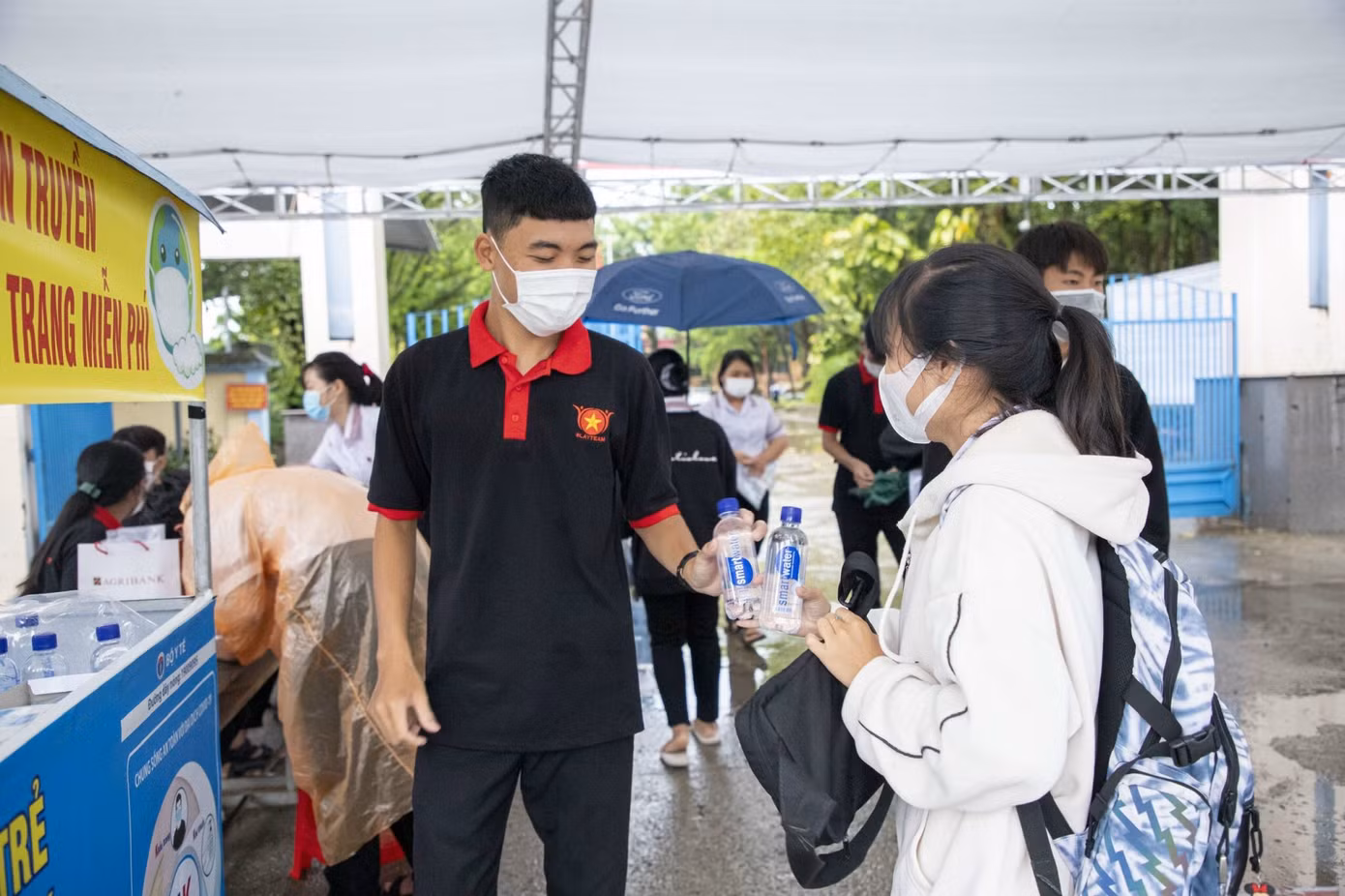 Lâm Vũ tình nguyện tiếp sức kỳ thi THPT Quốc gia tại điểm trường THPT Phú Quốc.